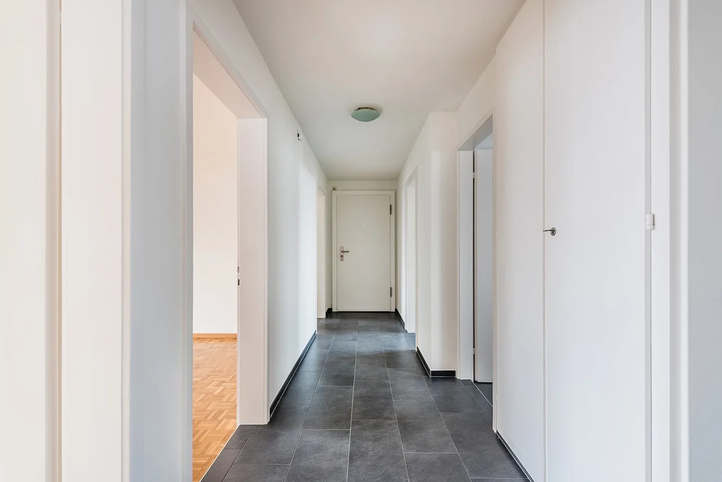 Appartamento moderno di 4 stanze con balcone in posizione tranquilla - Foto 4 di 10