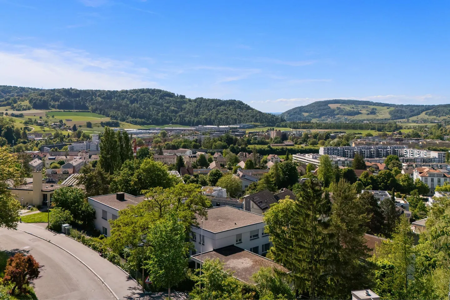 Living on the Edge of the Forest: Spacious 5.5-Room Penthouse Apartment with a View - Photo 15 of 15