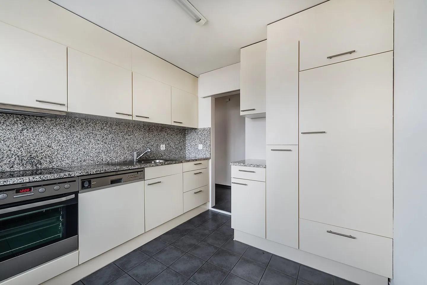 Appartamento moderno di 4 stanze con balcone in posizione tranquilla - Foto 5 di 10