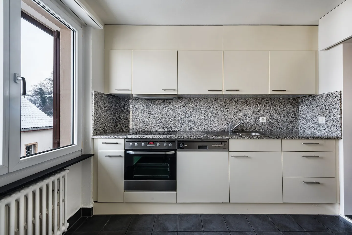 Appartamento moderno di 4 stanze con balcone in posizione tranquilla - Foto 6 di 10