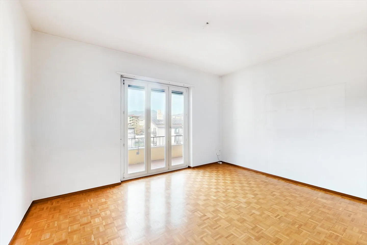 Bright and functional 3.5-room apartment in a strategic location - Photo 2 of 11