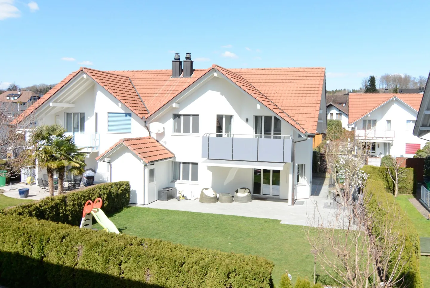 Casa bifamiliare ben curata in un tranquillo quartiere residenziale - Foto 1 di 17