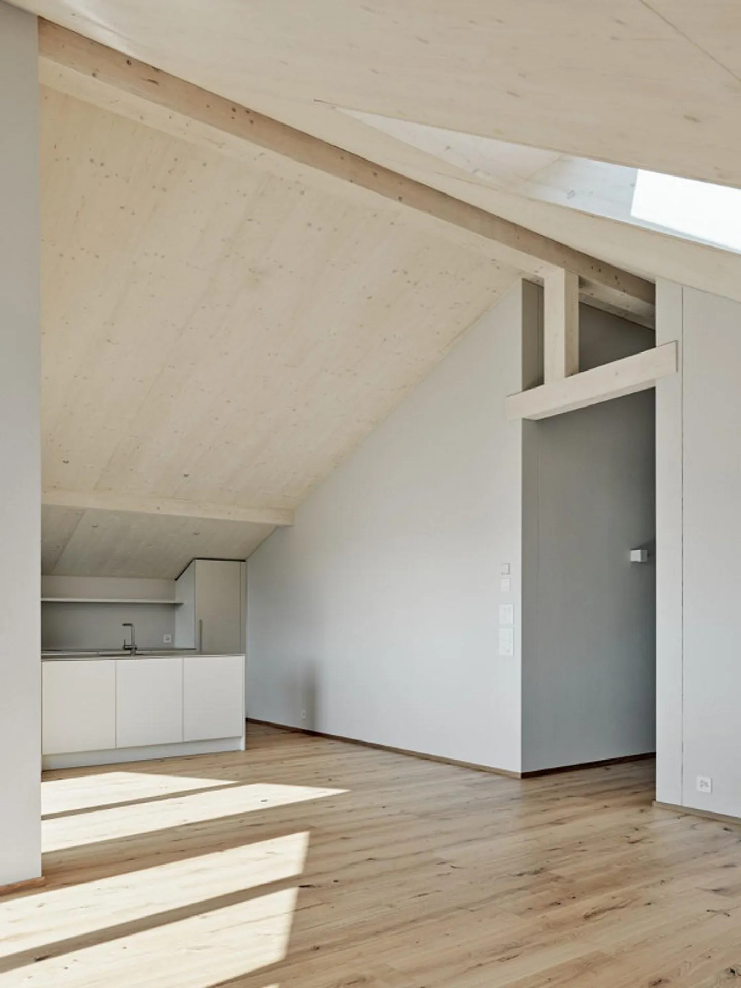 Appartamento mansardato di 3,5 locali con ampio balcone e vista sul Pilatus - Foto 1 di 3
