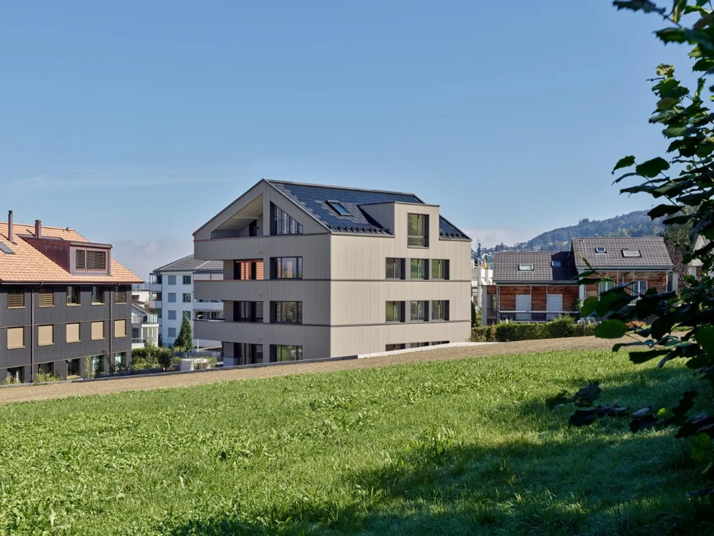 Appartamento mansardato di 3,5 locali con ampio balcone e vista sul Pilatus - Foto 2 di 3