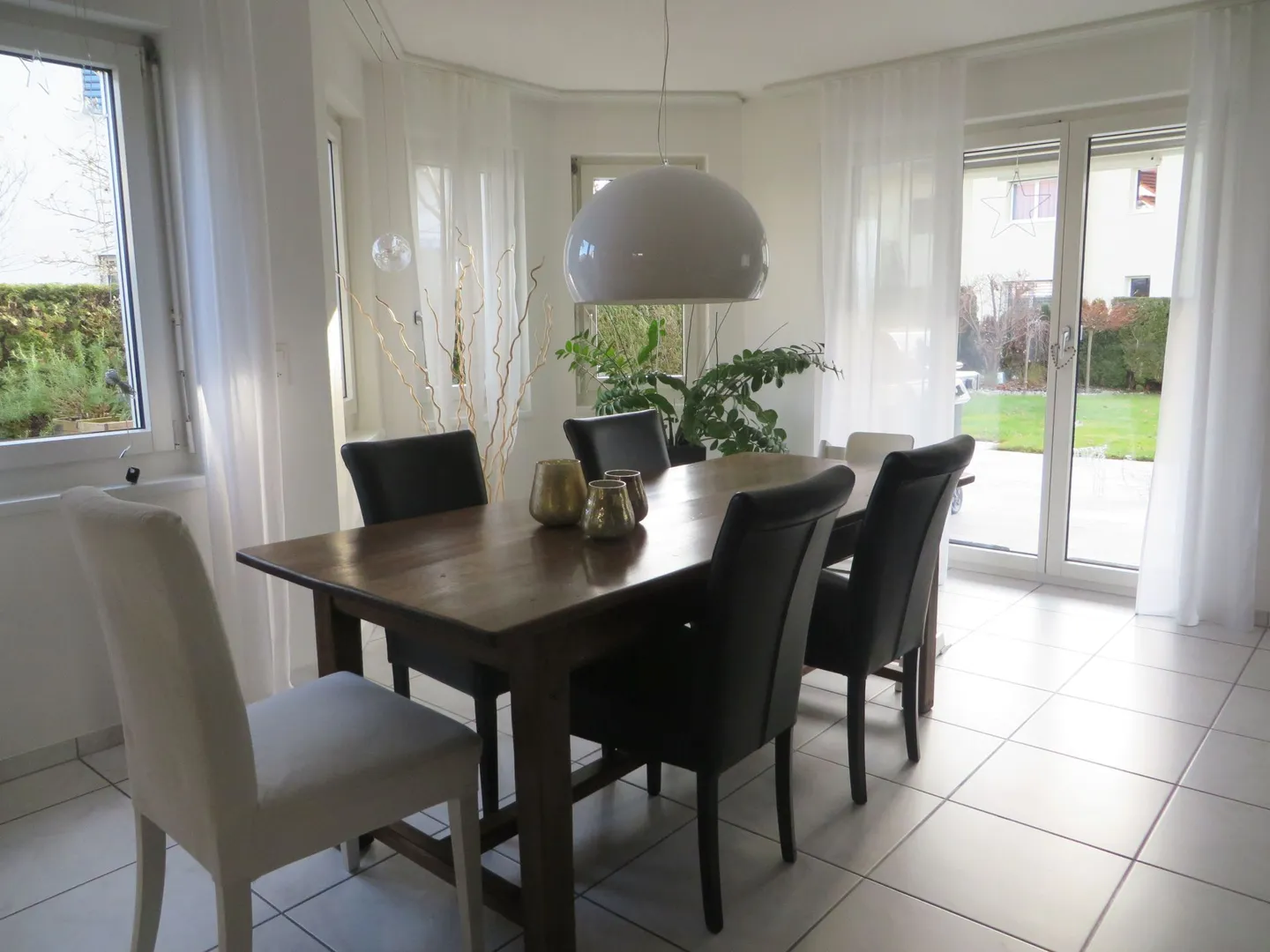 Casa bifamiliare ben curata in un tranquillo quartiere residenziale - Foto 3 di 17