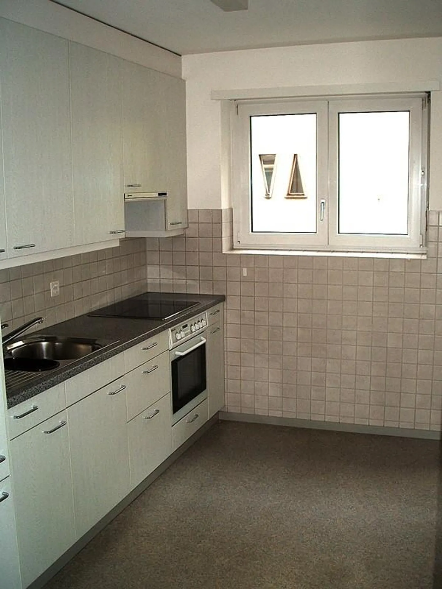 ***Appartement 2 pièces de 57m2** dans une rue latérale calme - Photo 2 sur 6
