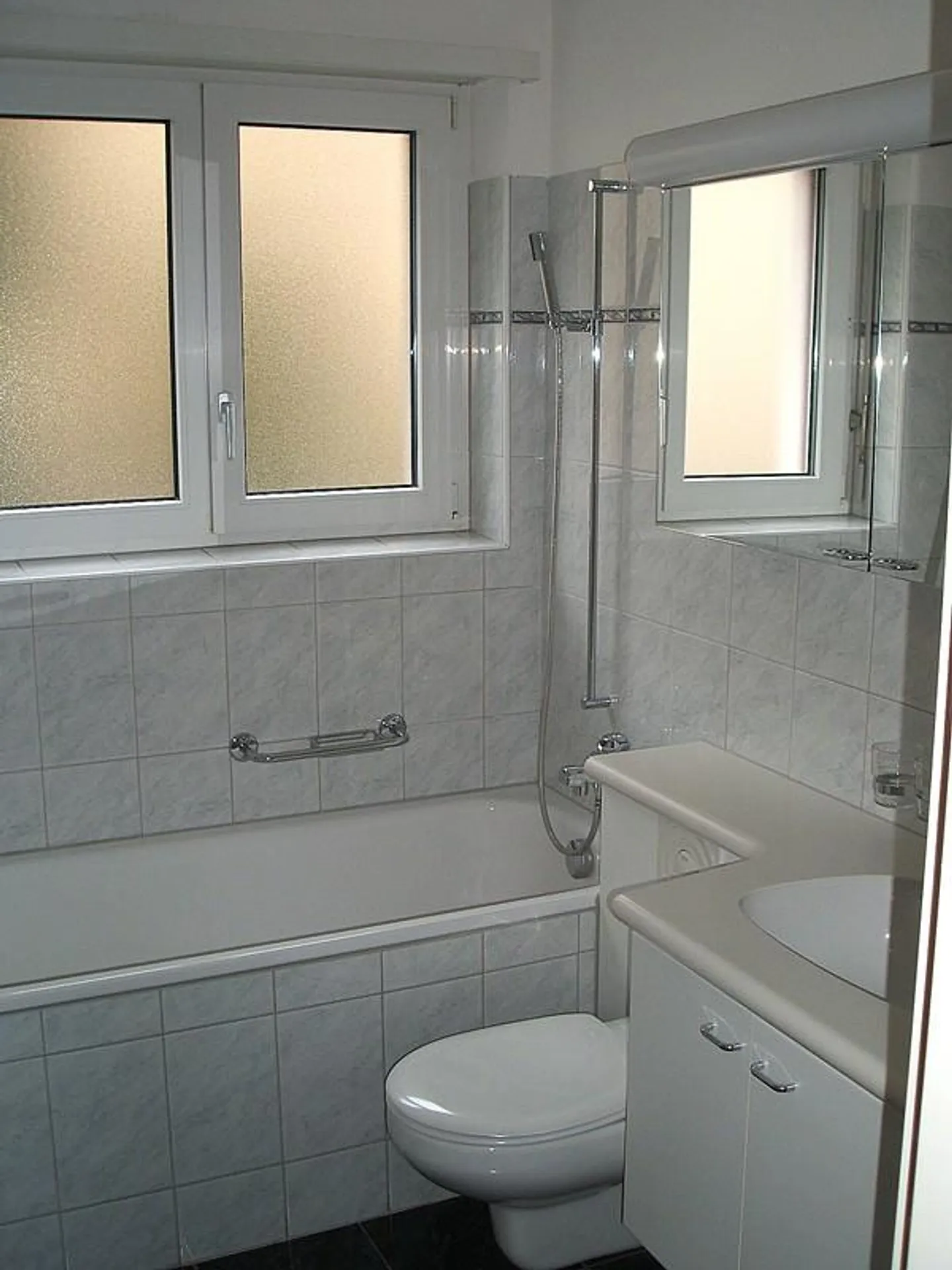 ***Appartement 2 pièces de 57m2** dans une rue latérale calme - Photo 3 sur 6