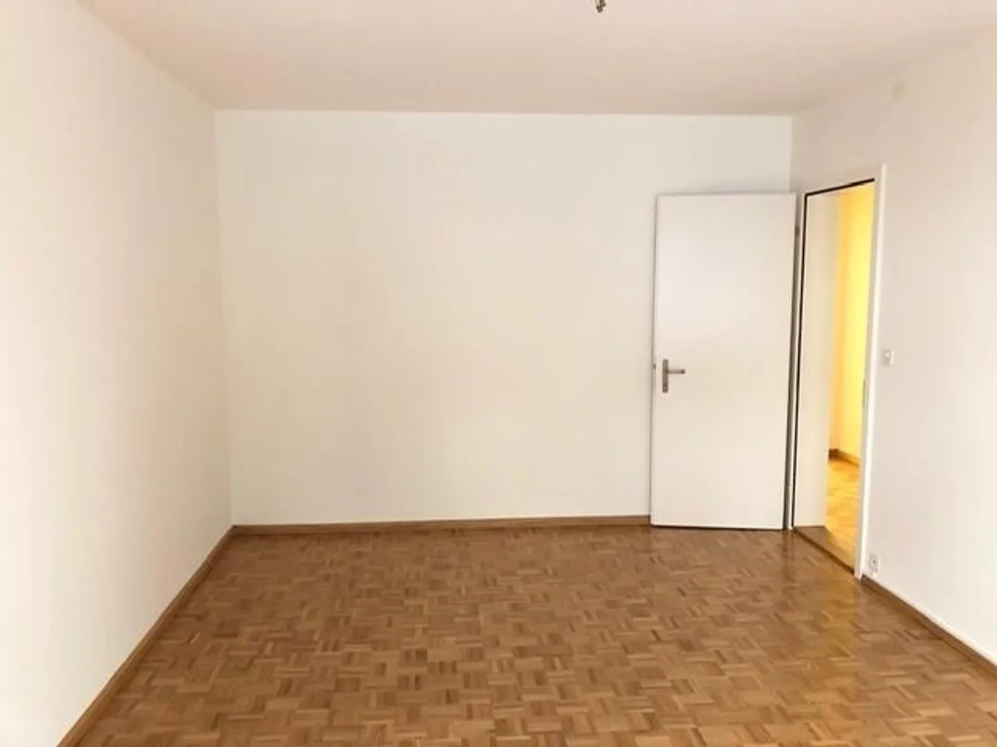 ***Appartement 2 pièces de 57m2** dans une rue latérale calme - Photo 5 sur 6