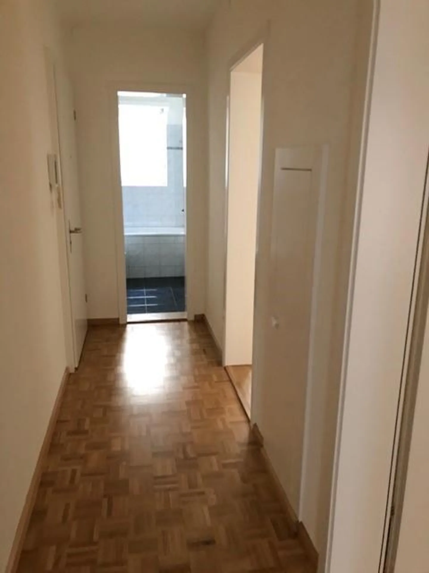 ***Appartement 2 pièces de 57m2** dans une rue latérale calme - Photo 4 sur 6