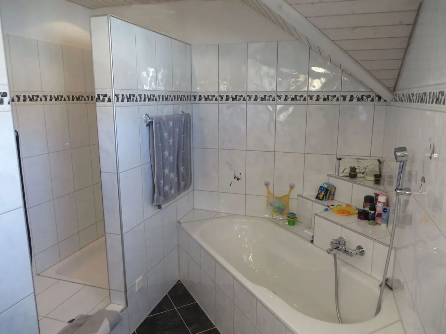 Casa bifamiliare ben curata in un tranquillo quartiere residenziale - Foto 10 di 17