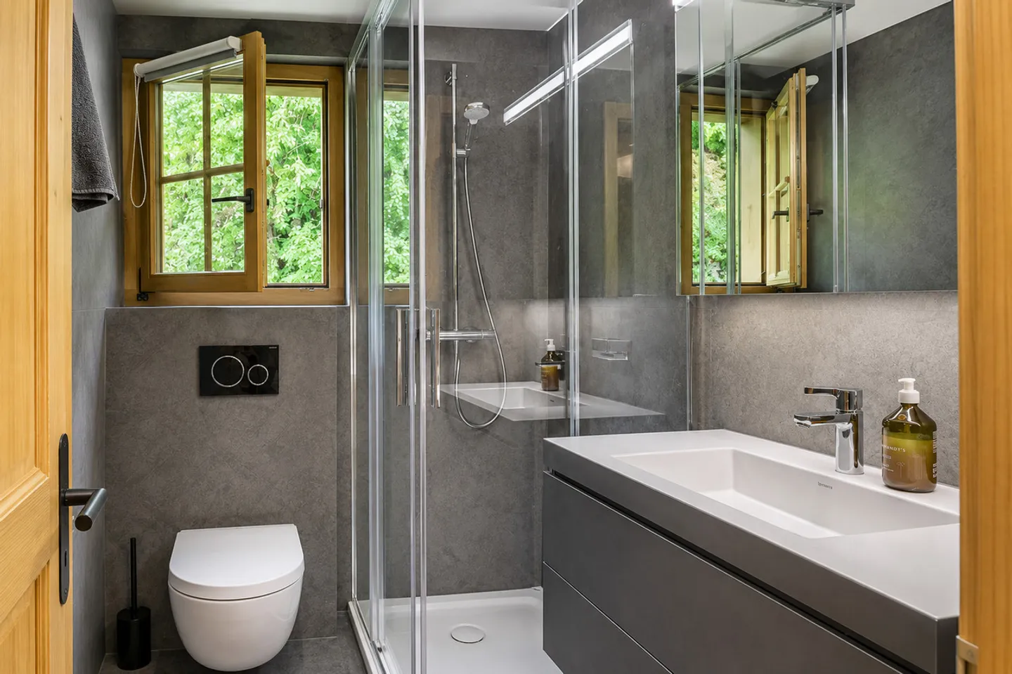 Charming modern apartment with mountain view - Photo 7 of 8