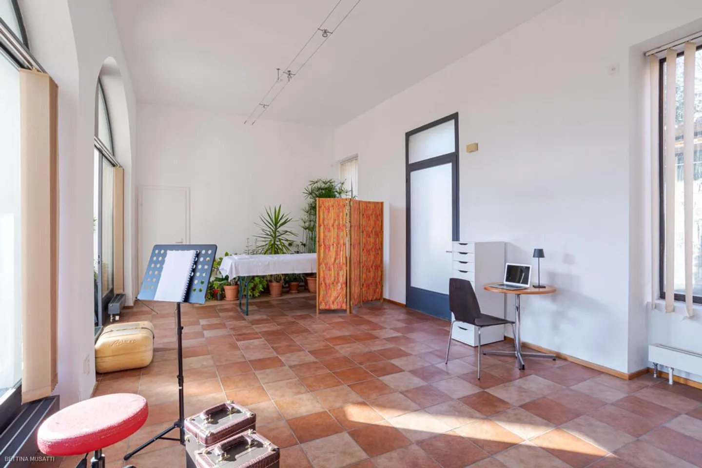 MORBIO INFERIORE – BOUTIQUE BUREAU FACE À LA ROUTE - Photo 1 sur 7