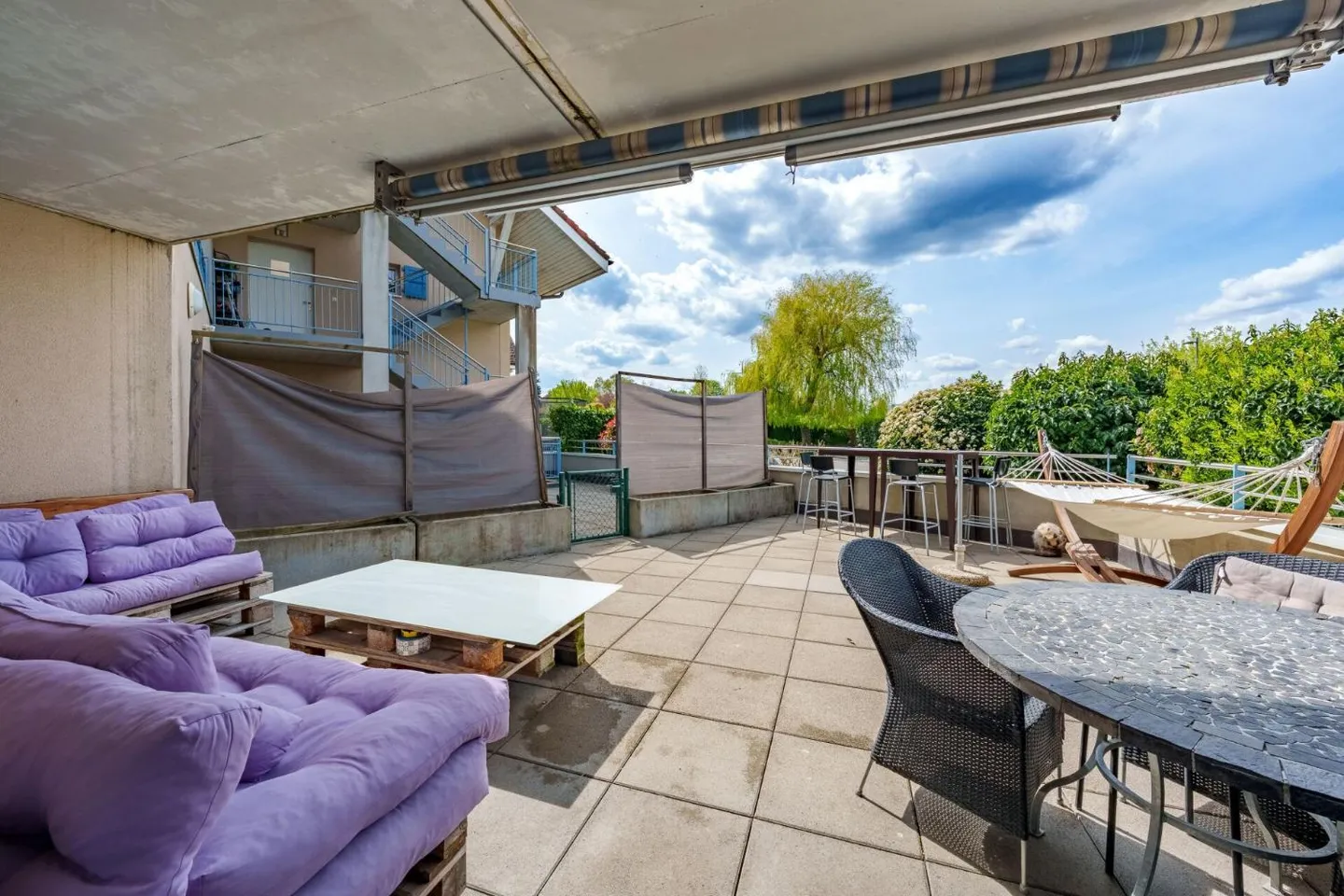 Spacious Apartment with Garden - Photo 2 of 13