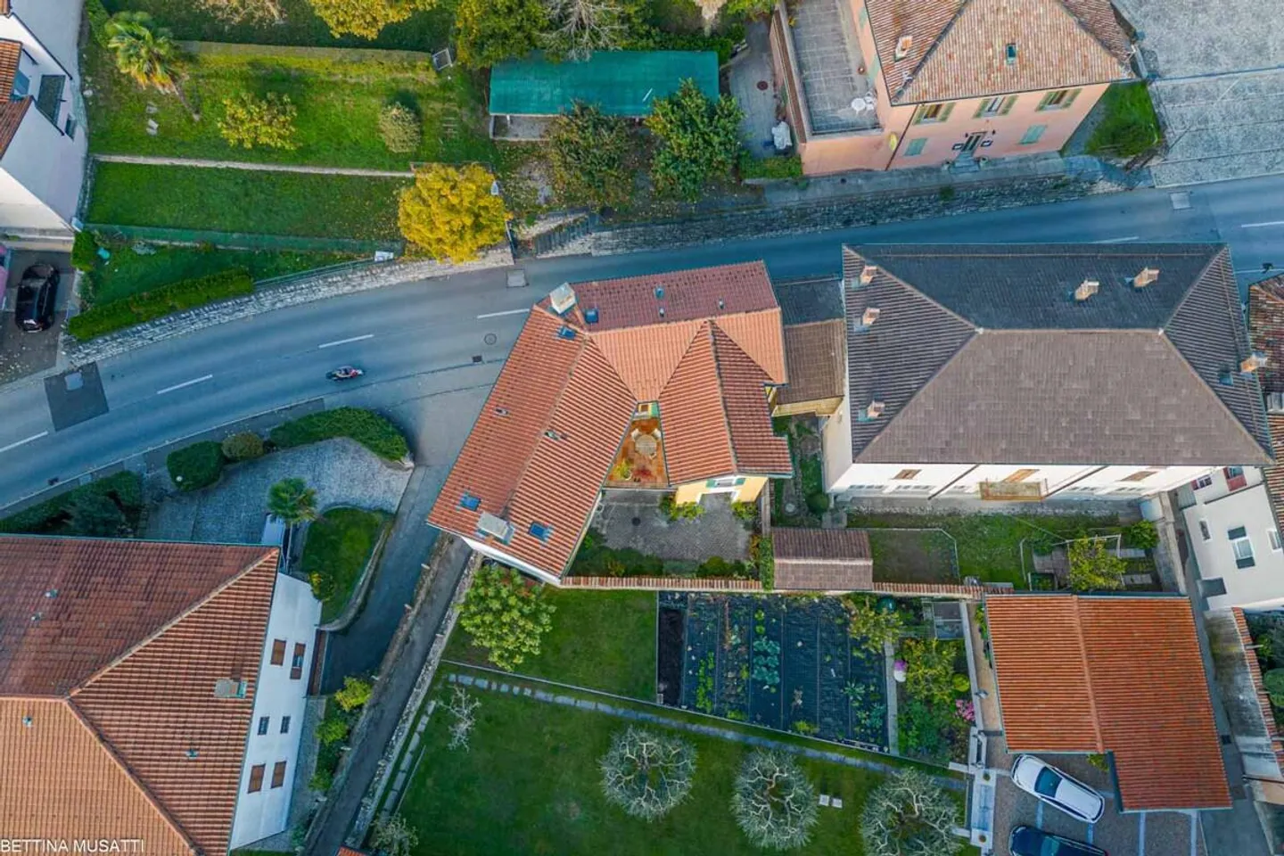 MORBIO INFERIORE – BOUTIQUE BUREAU FACE À LA ROUTE - Photo 6 sur 7