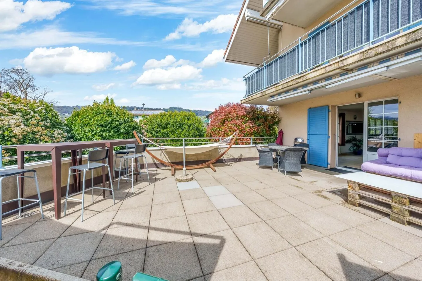 Spacious Apartment with Garden - Photo 3 of 13