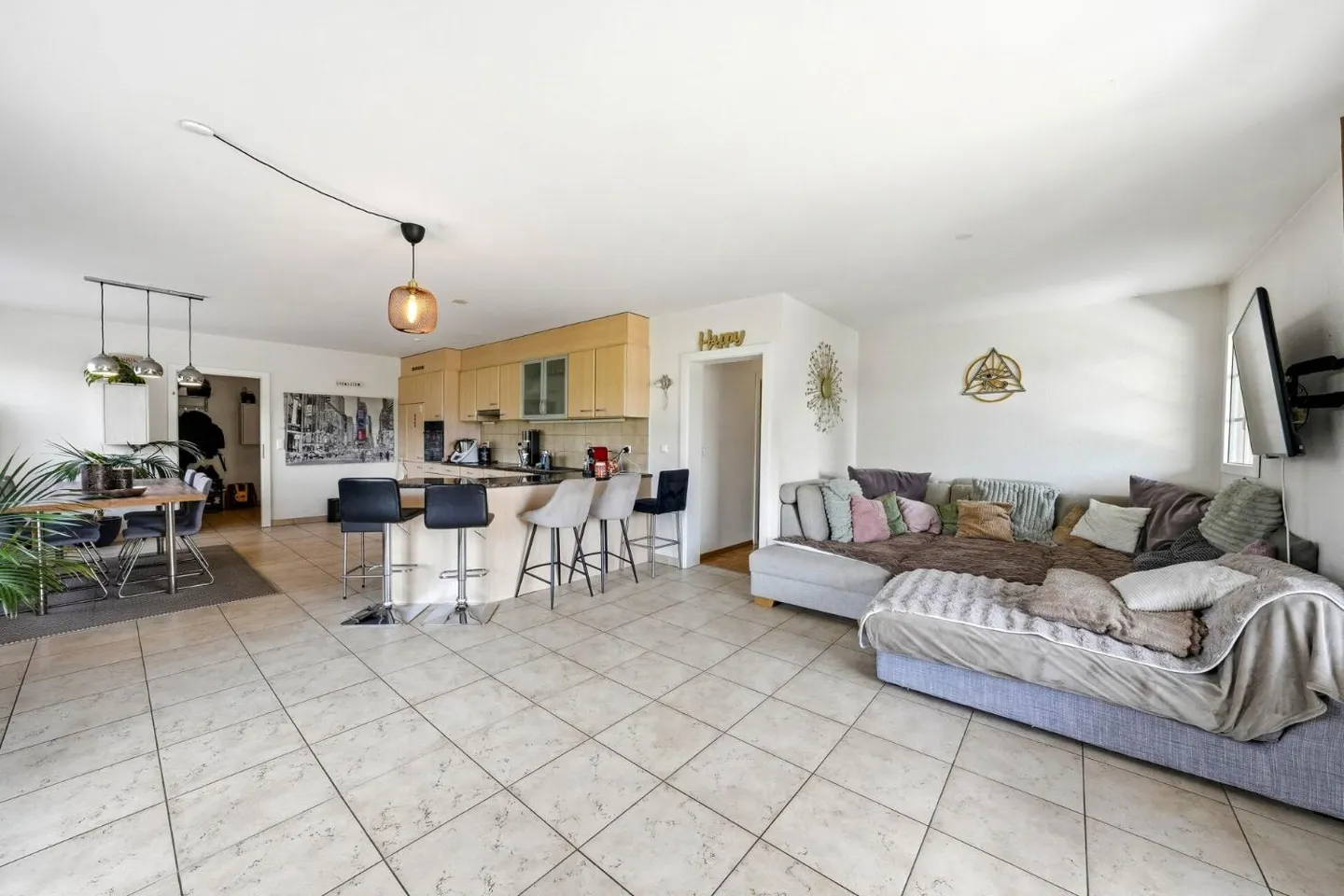 Spacious Apartment with Garden - Photo 5 of 13