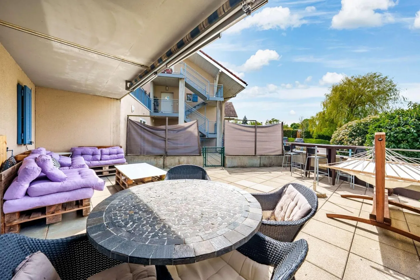 Spacious Apartment with Garden - Photo 4 of 13