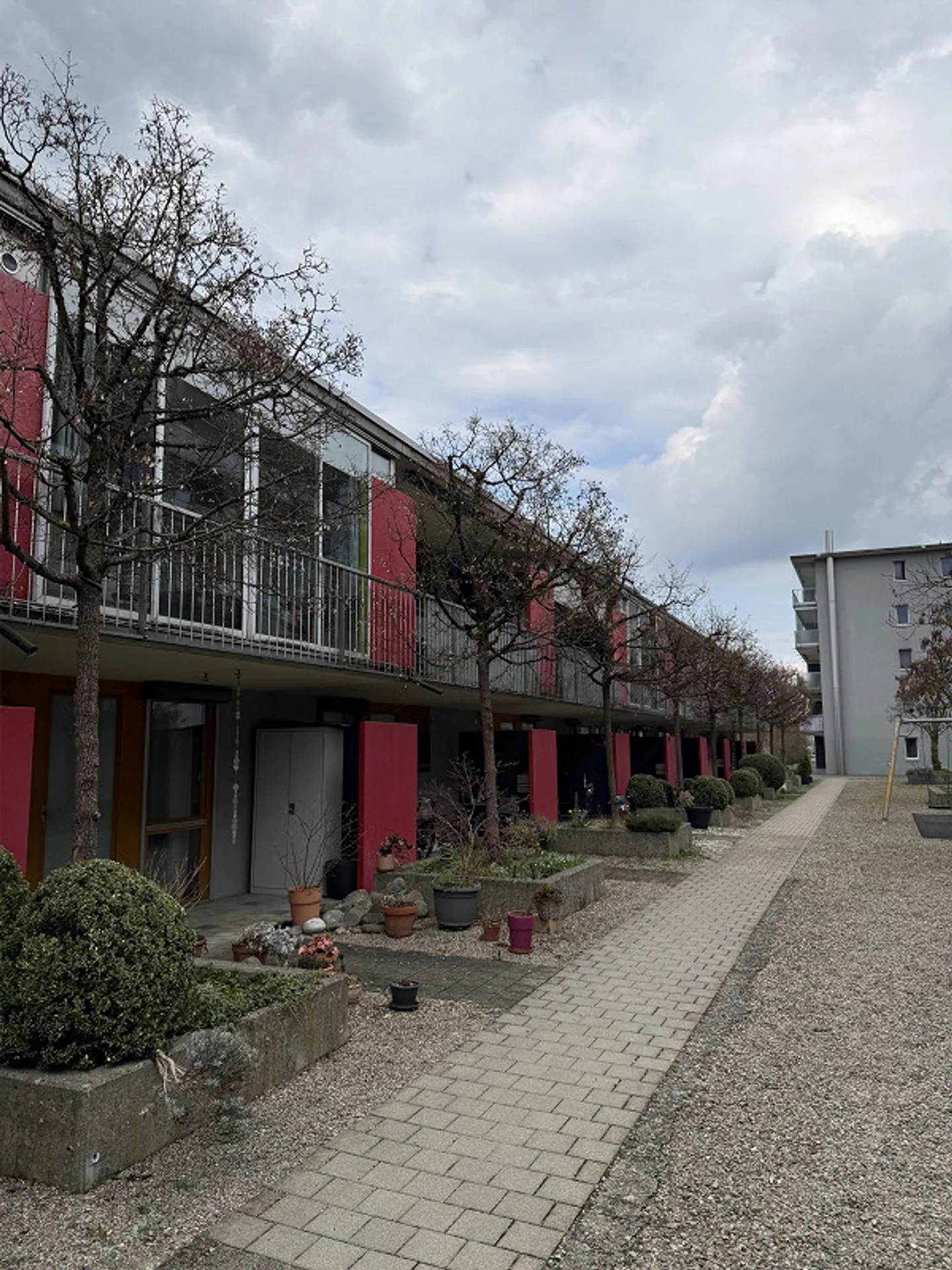 Casa a schiera di 4,5 locali con giardino, balconi e posto auto sotterraneo - Foto 2 di 15