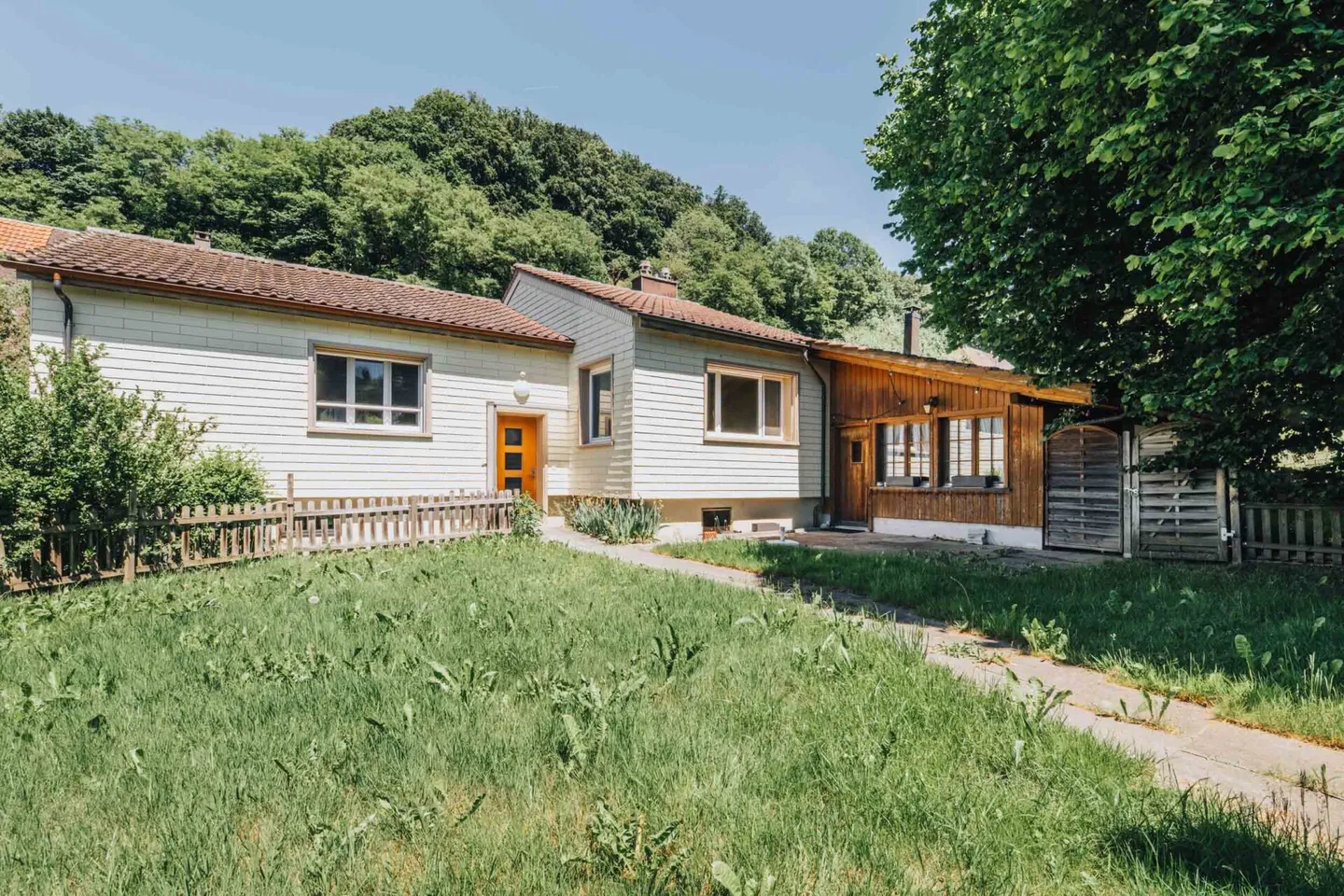 Charming single-family house with garden and lots of potential in Melchnau - Photo 1 of 17