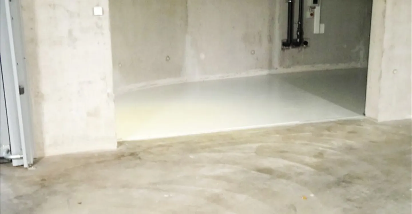 Mixed-use building for rent - Photo 3 of 3