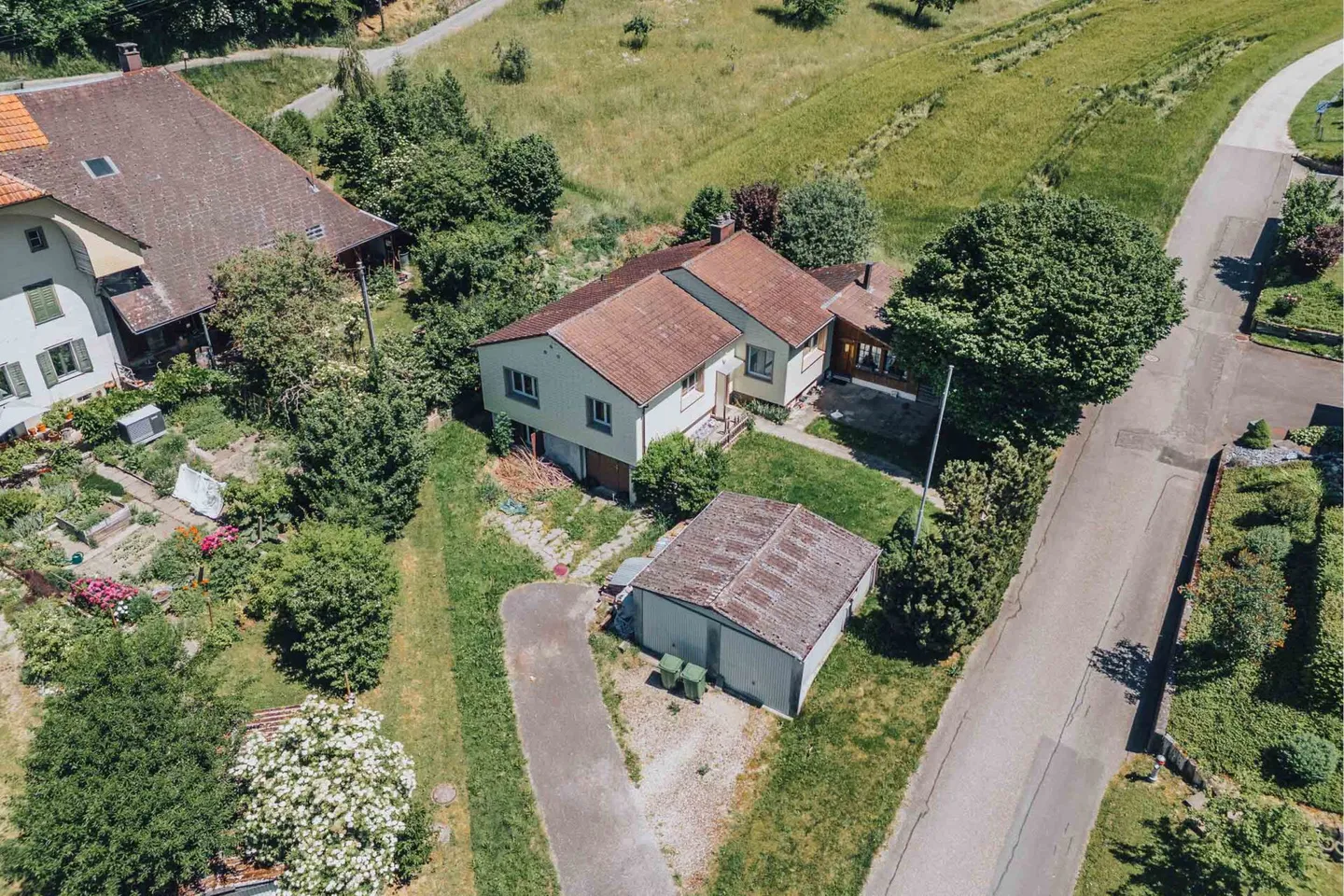 Charming single-family house with garden and lots of potential in Melchnau - Photo 2 of 17