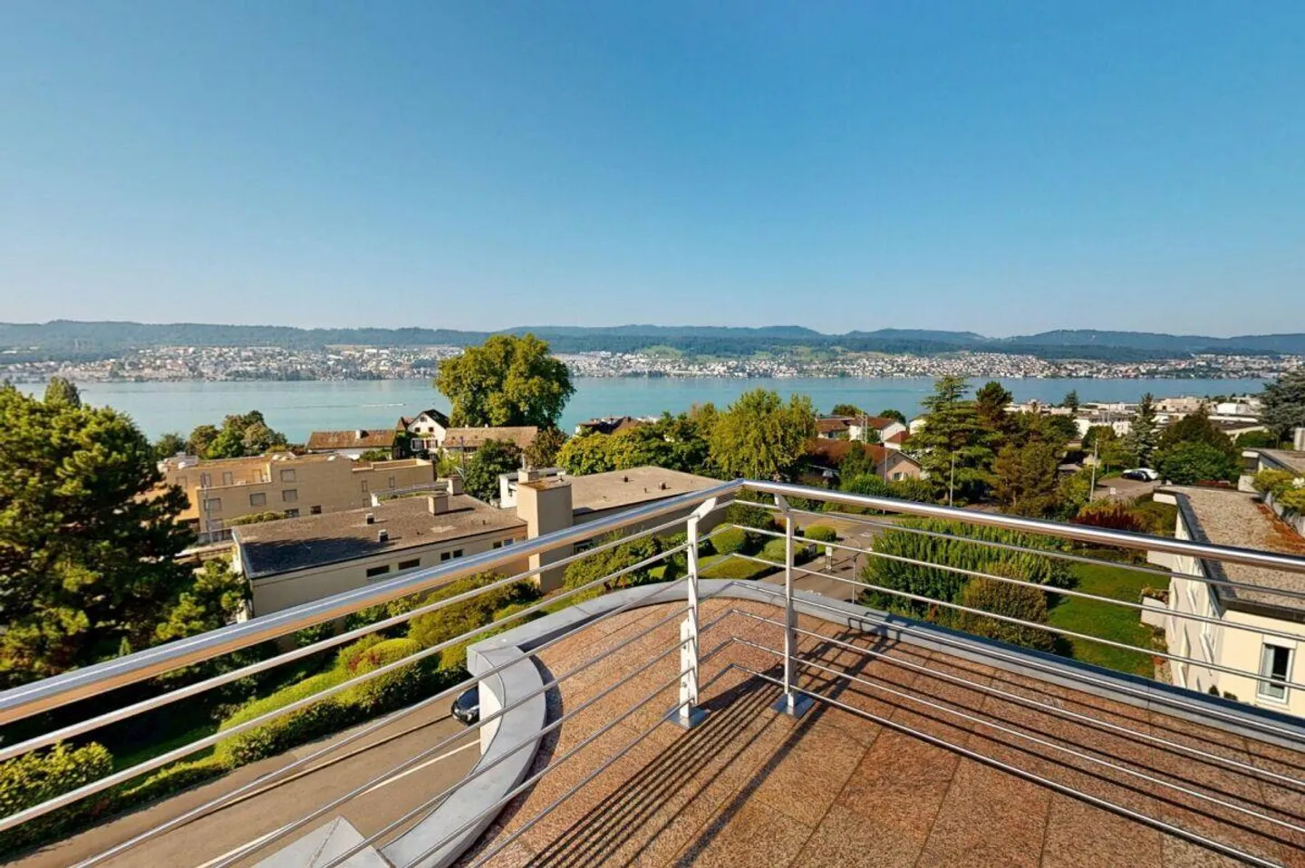 AFFITTO: Attico 5 locali con enorme terrazza e vista panoramica sul lago - Foto 2 di 19