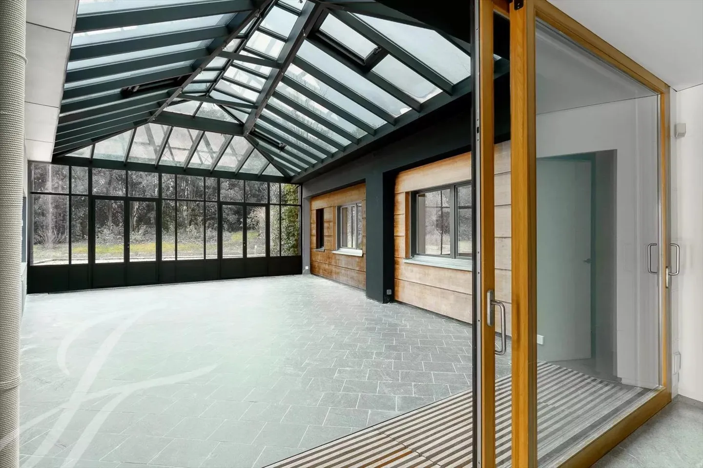 Wasserfront-Villa mit 7'585m2 Grundstück - Foto 7 von 11