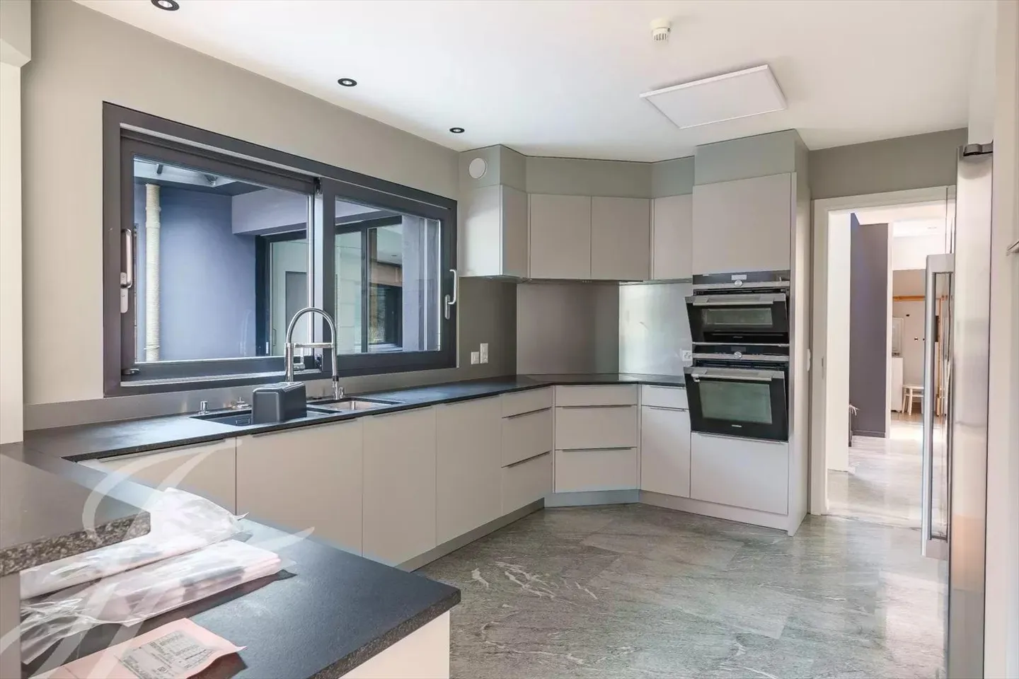 Wasserfront-Villa mit 7'585m2 Grundstück - Foto 9 von 11