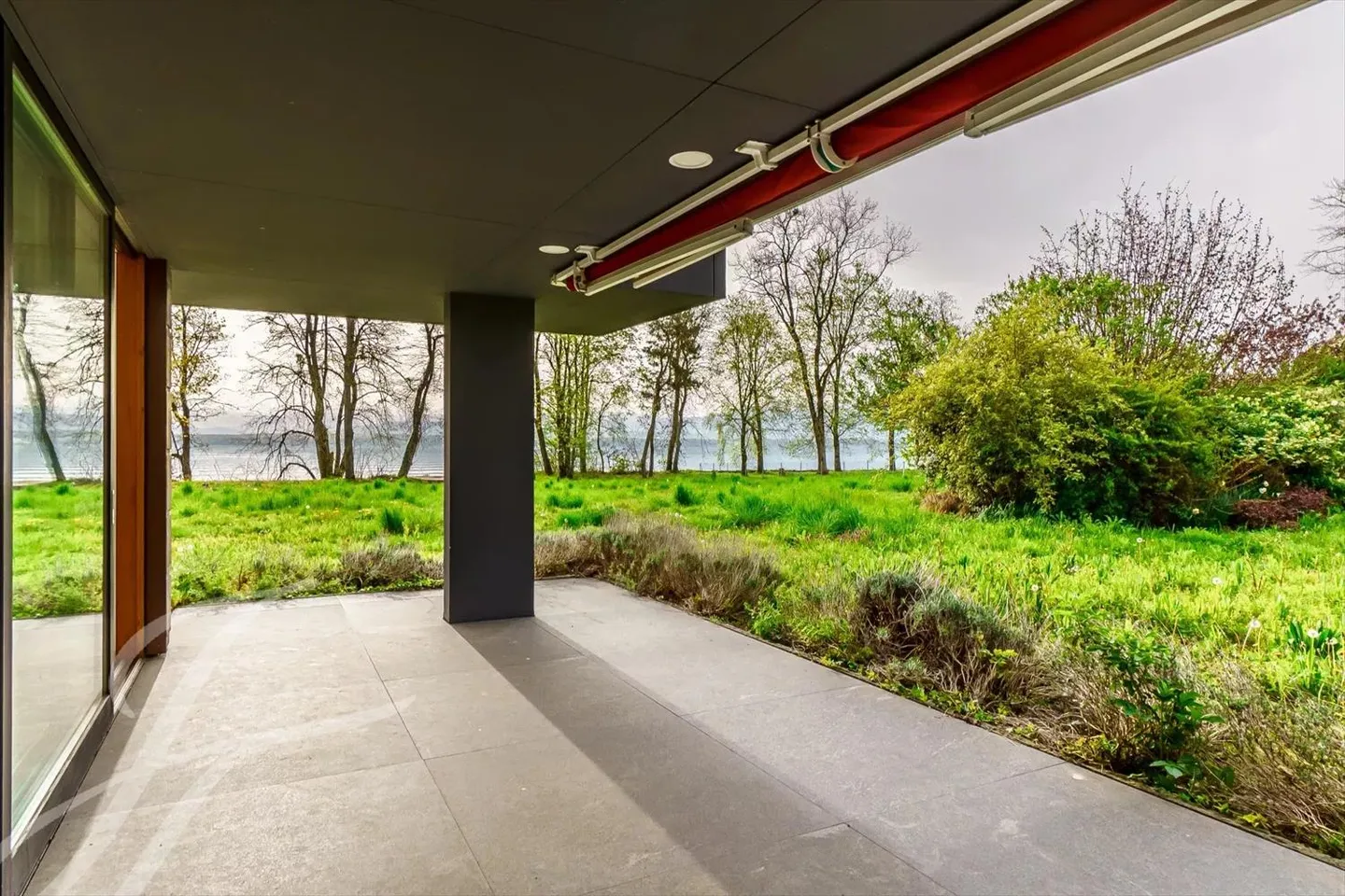 Wasserfront-Villa mit 7'585m2 Grundstück - Foto 2 von 11