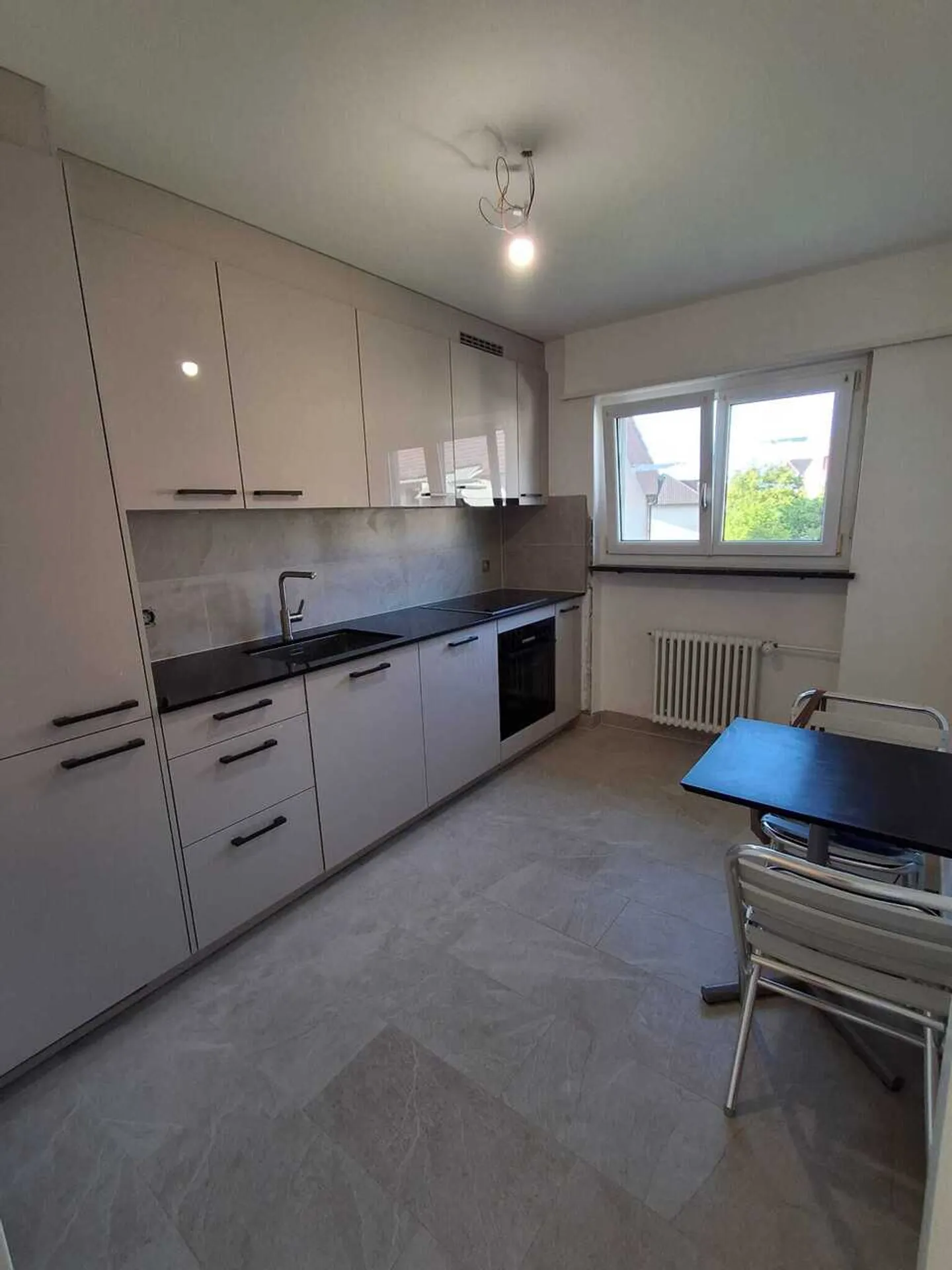 Appartement rénové avec balcon dans un emplacement ensoleillé - Photo 2 sur 5