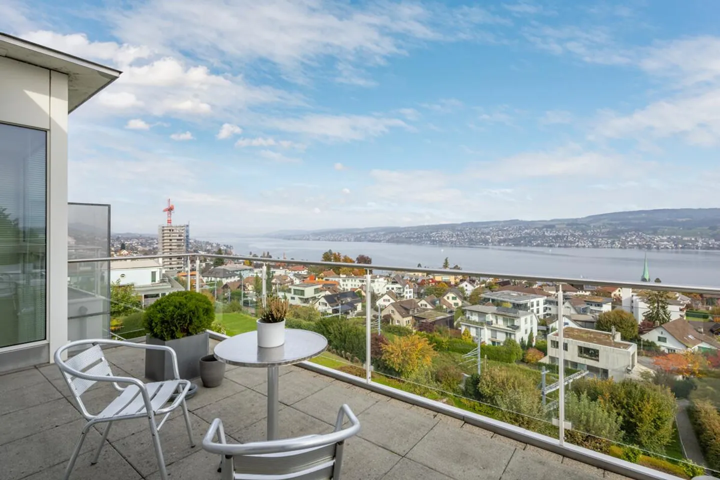 House in Horgen with unobstructed lake view - Photo 2 of 8