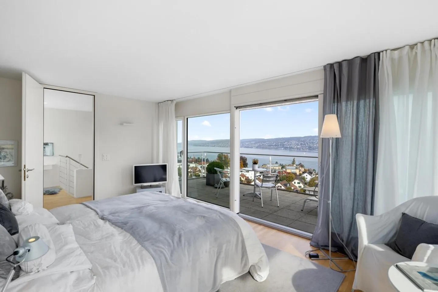 House in Horgen with unobstructed lake view - Photo 6 of 8