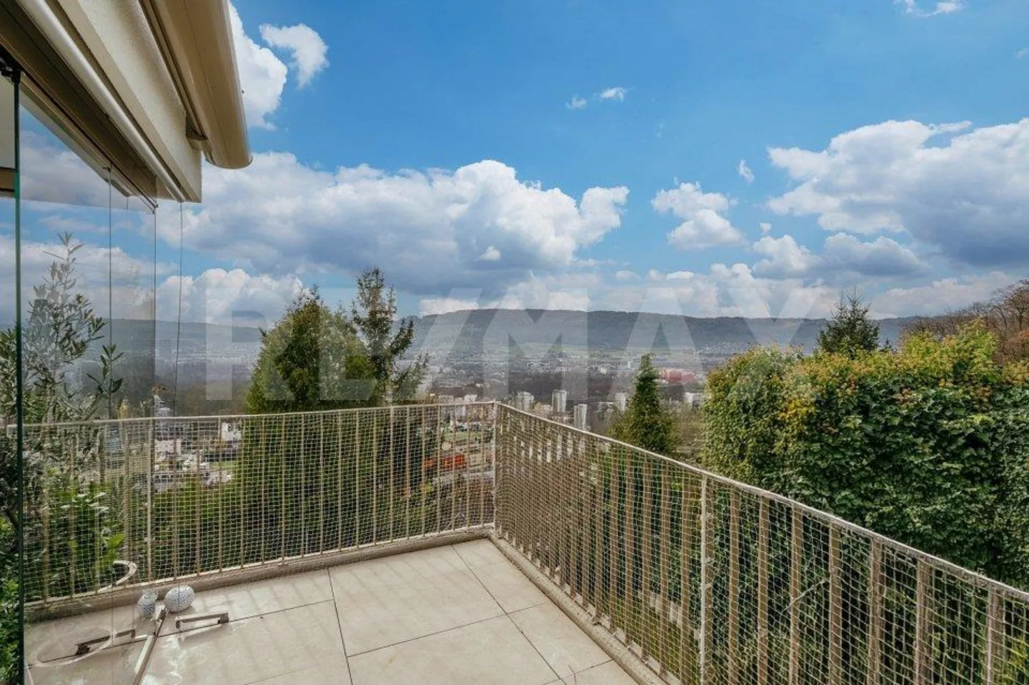 Vivere con vista panoramica: 3 camere, giardino d'inverno, balcone e patio - Foto 7 di 13