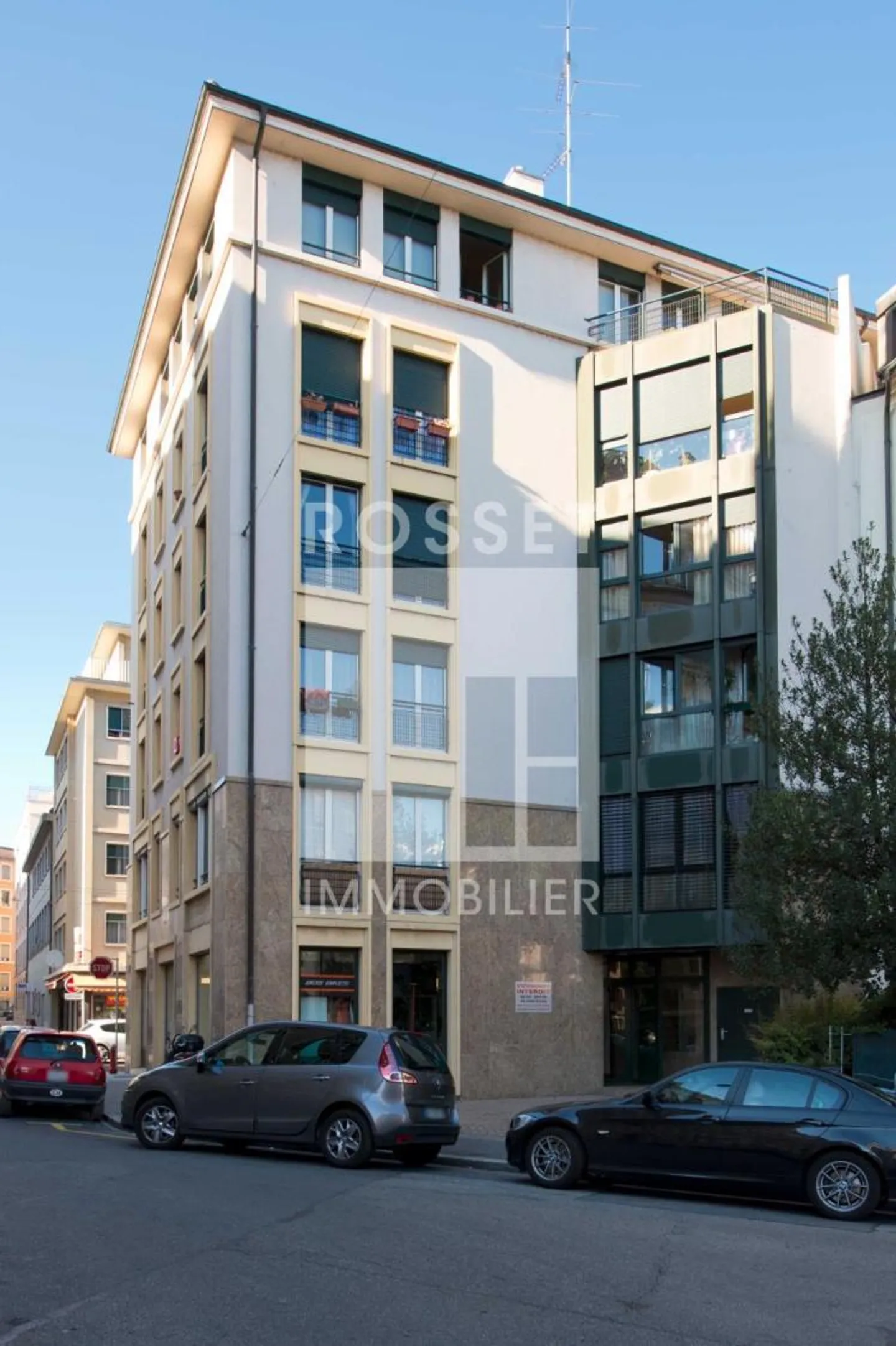 Espace Ouvert avec Parking Extérieur - Photo 1 sur 1