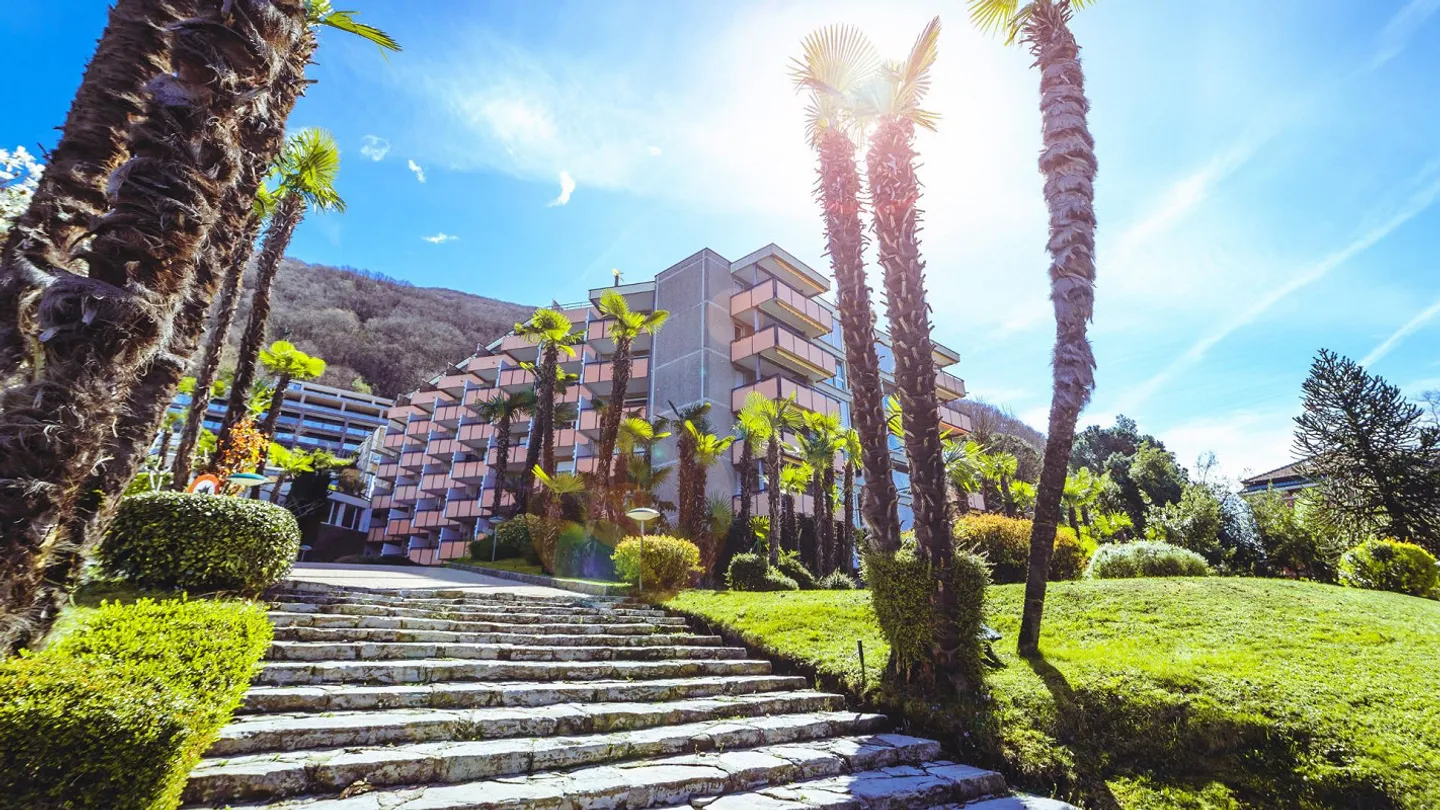 Modern Penthouse with Lake View - Photo 8 of 9