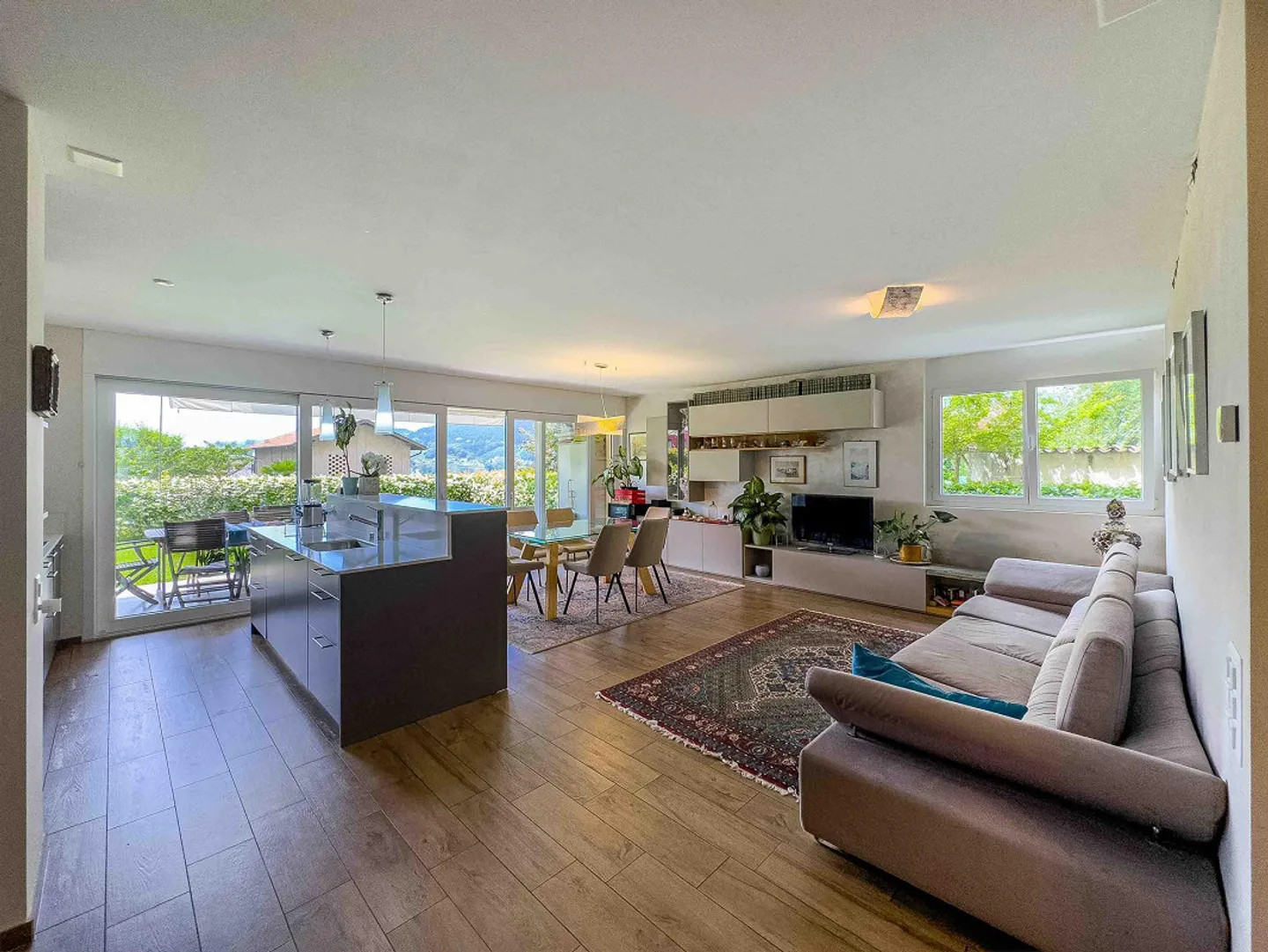 Appartamento spazioso di 5,5 stanze con giardino a Mendrisio - Foto 1 di 13