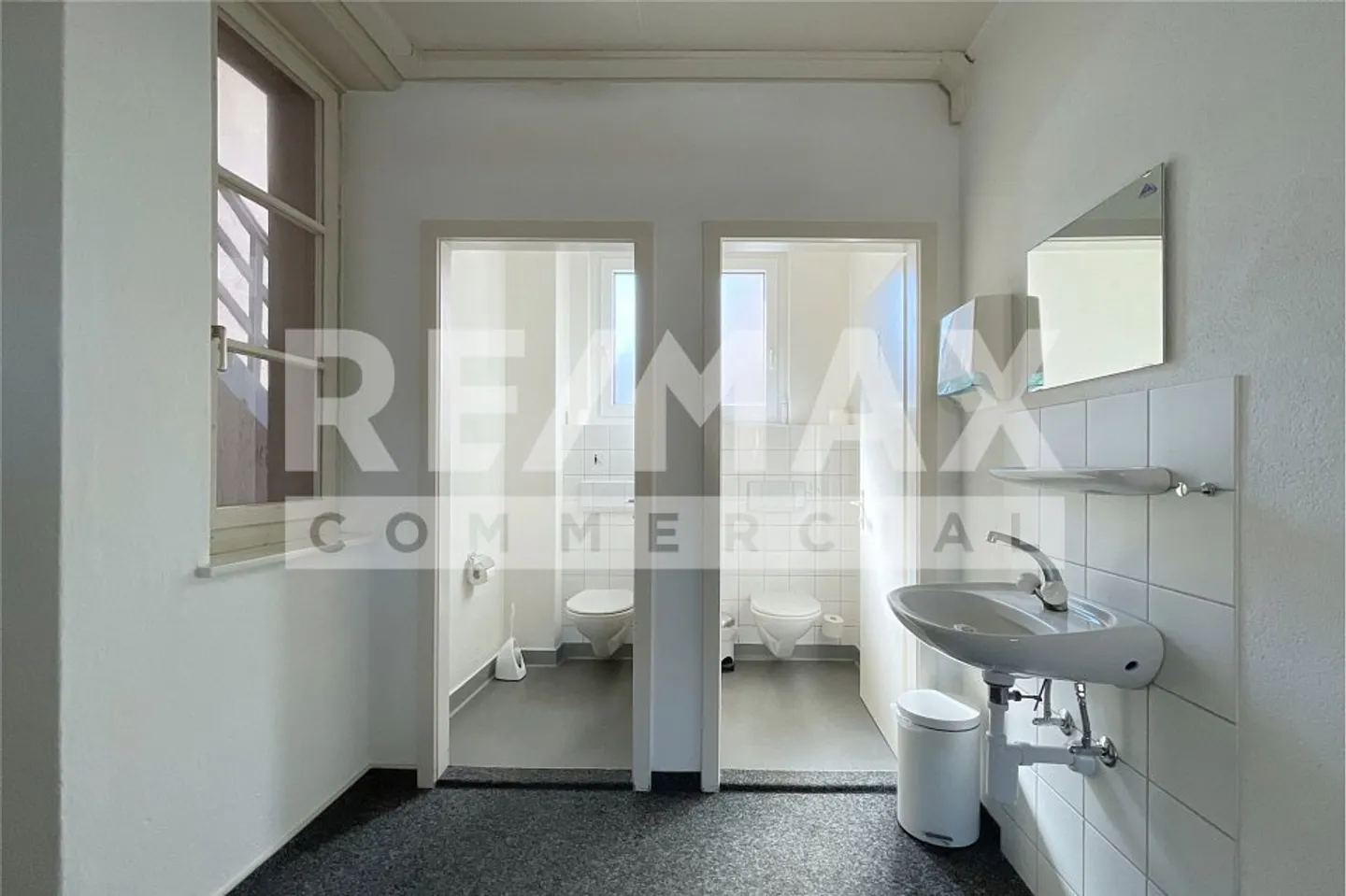 Espace de bureau de 275 m² près de la gare de Wildegg - Photo 7 sur 11