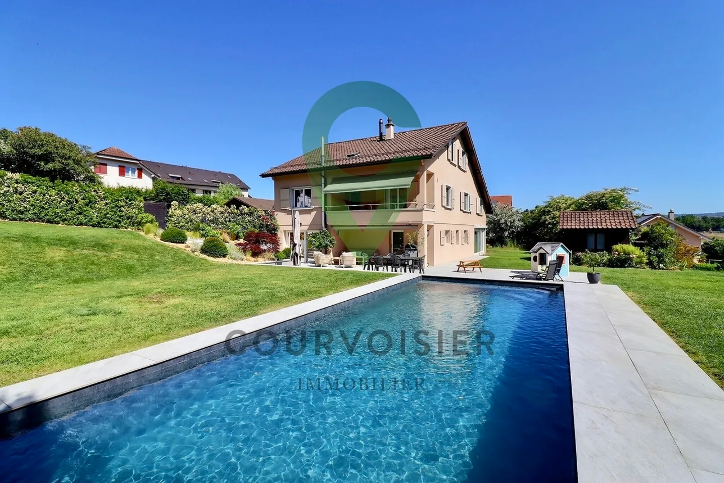 Maison familiale élégante avec piscine - Photo 1 sur 13
