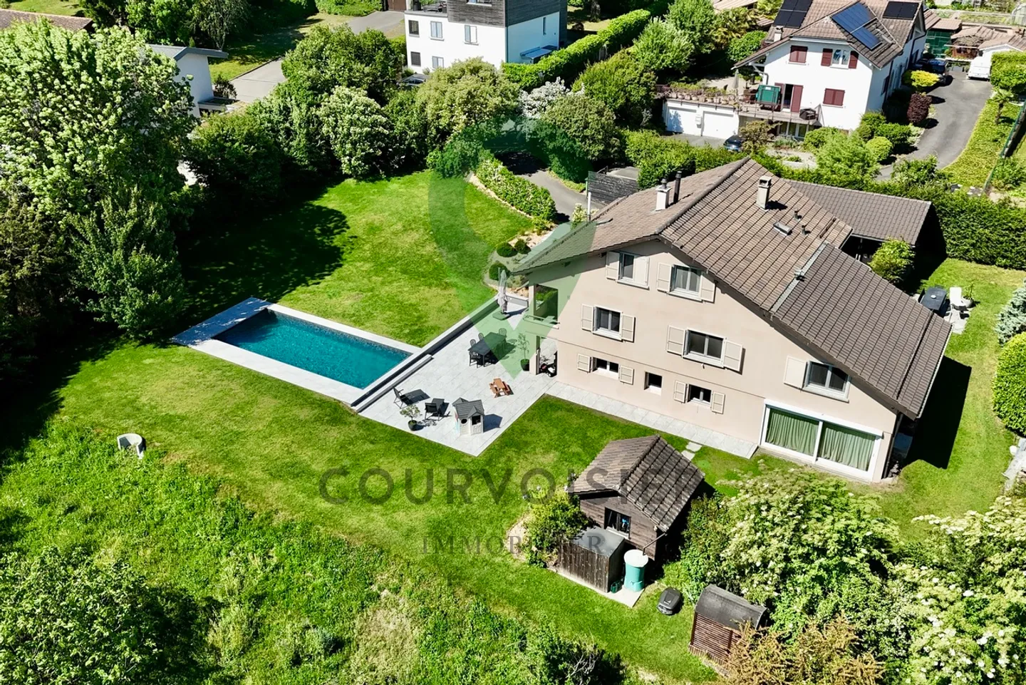 Maison familiale élégante avec piscine - Photo 2 sur 13