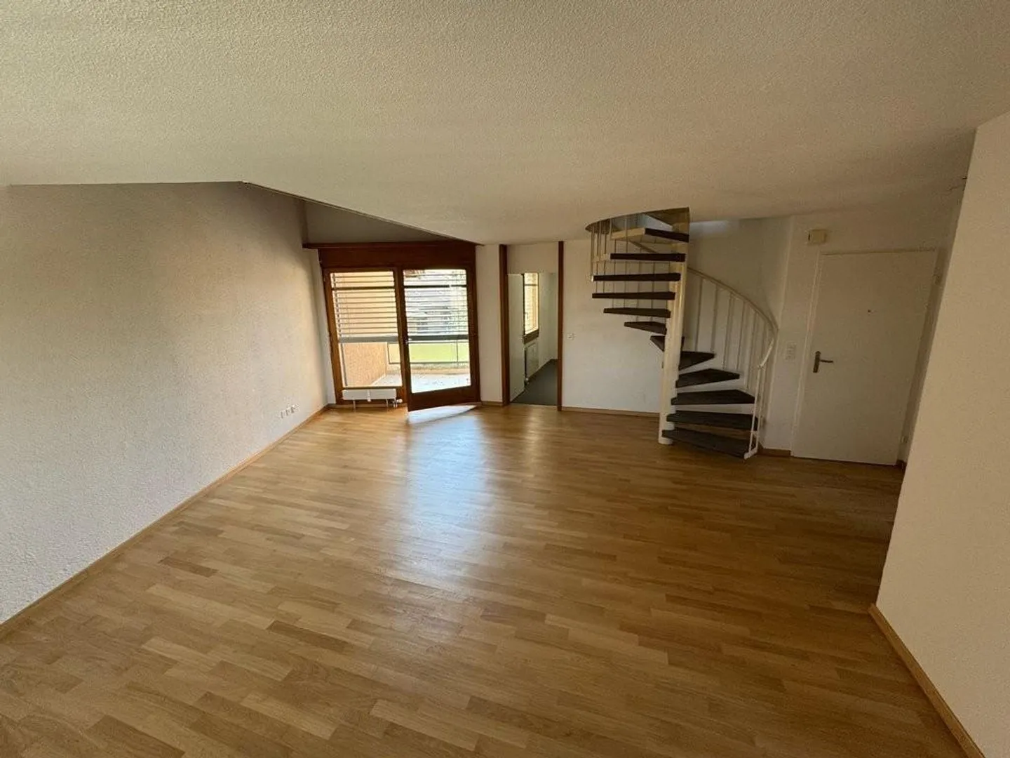 Helle 5.5-Zimmer-Maisonette-Wohnung mit Balkon - Foto 3 von 12