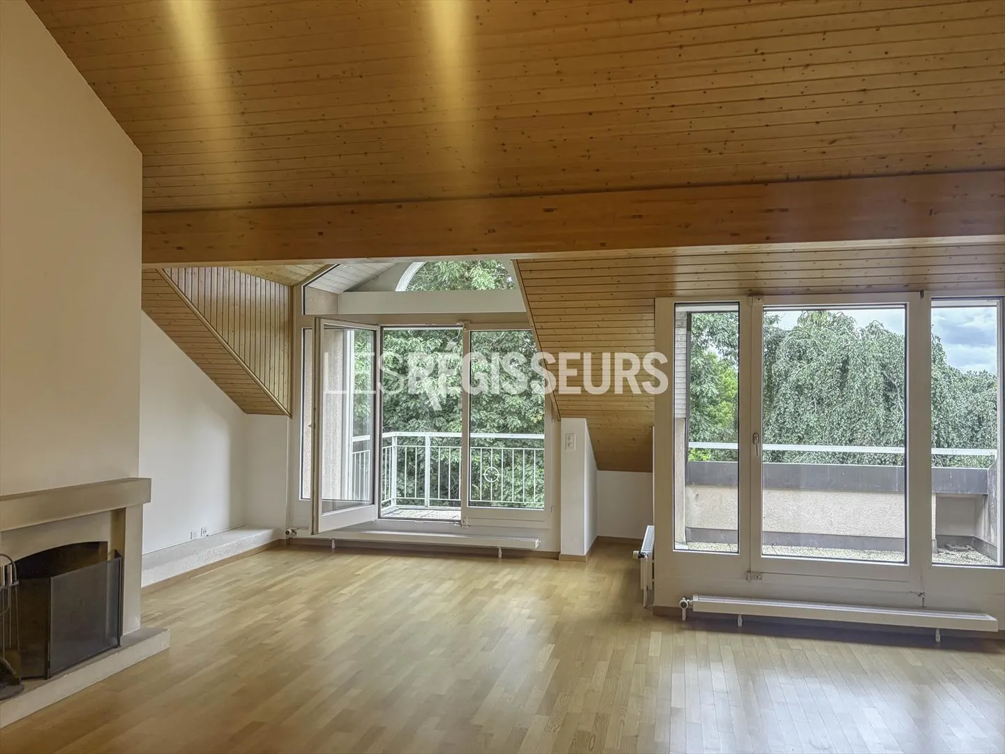 Dachgeschosswohnung mit 5 Zimmern und Balkon - Foto 1 von 11