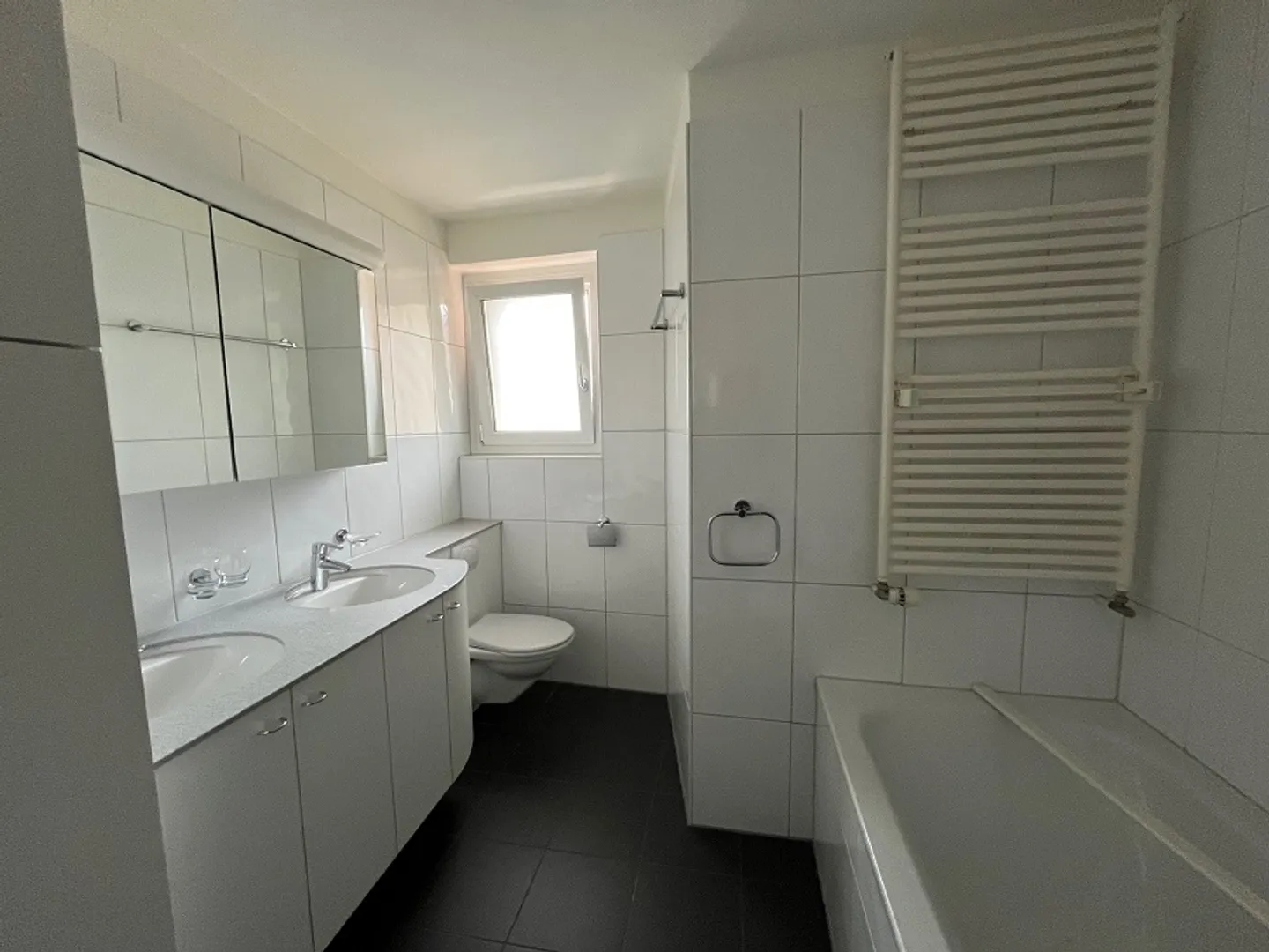 Charming old-style apartment in a central location - Photo 3 of 7