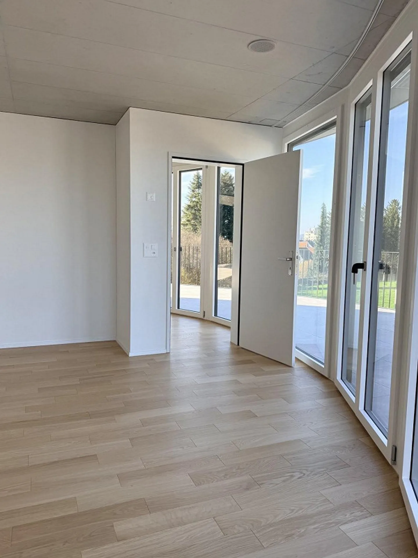 Vie moderne en attique dans un nouveau bâtiment - 4,5 pièces avec une immense terrasse - Photo 3 sur 13