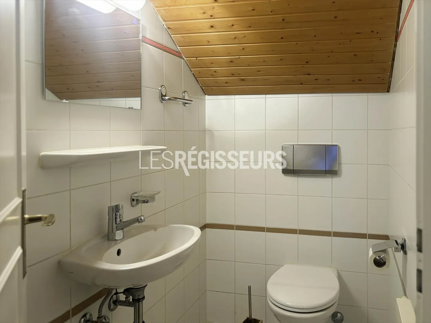 Dachgeschosswohnung mit 5 Zimmern und Balkon - Foto 4 von 11