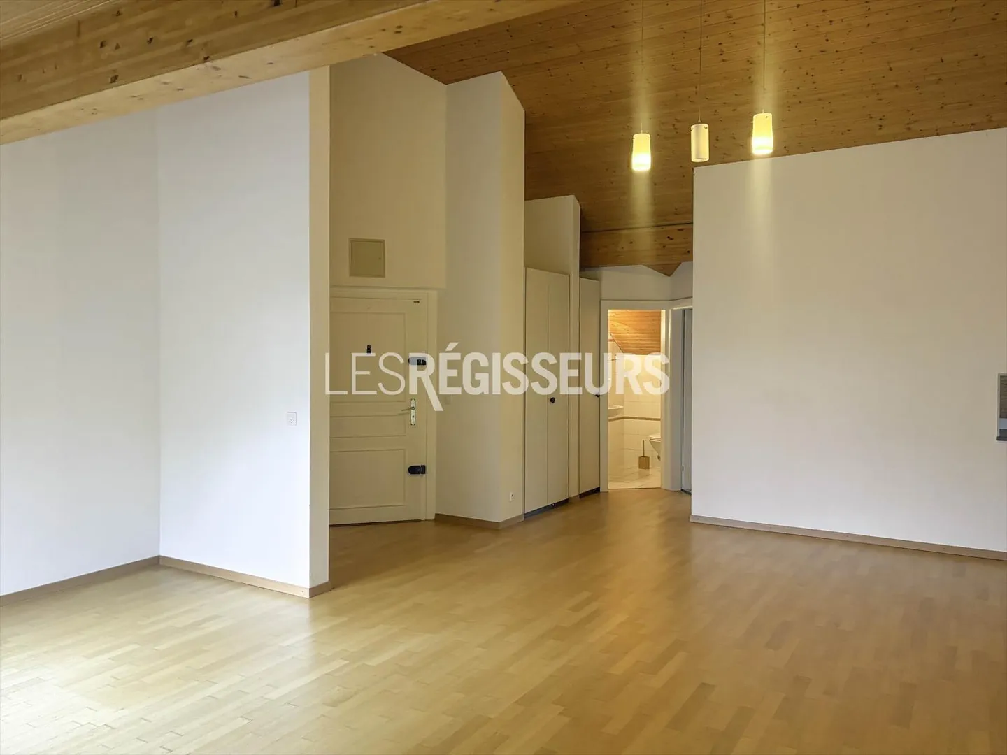 Dachgeschosswohnung mit 5 Zimmern und Balkon - Foto 2 von 11