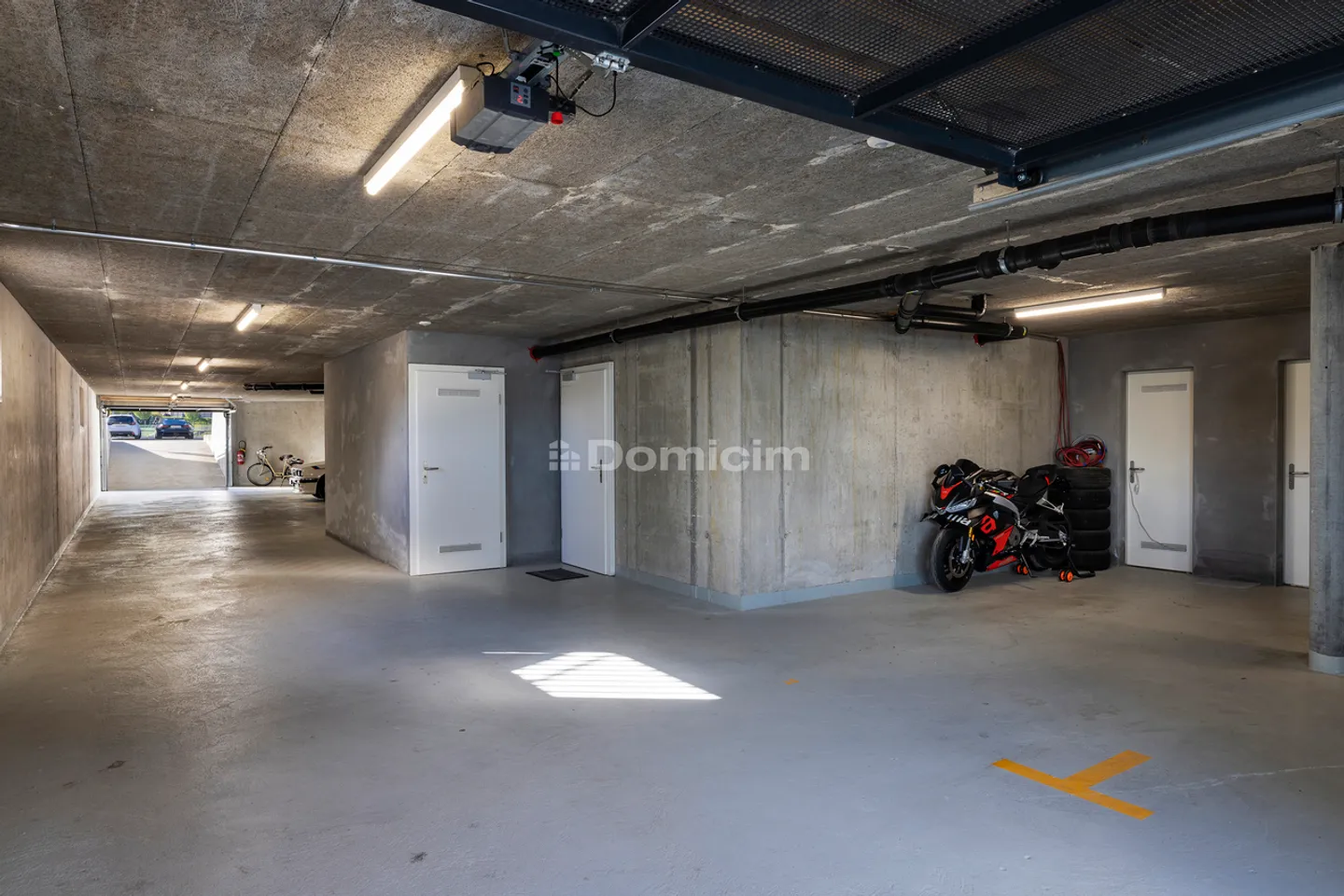 Moderner Parkplatz in Saxon - Foto 1 von 5