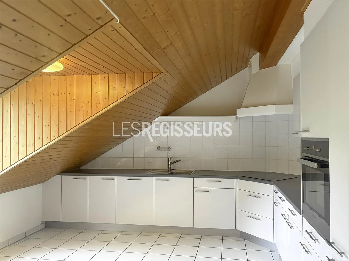 Dachgeschosswohnung mit 5 Zimmern und Balkon - Foto 6 von 11