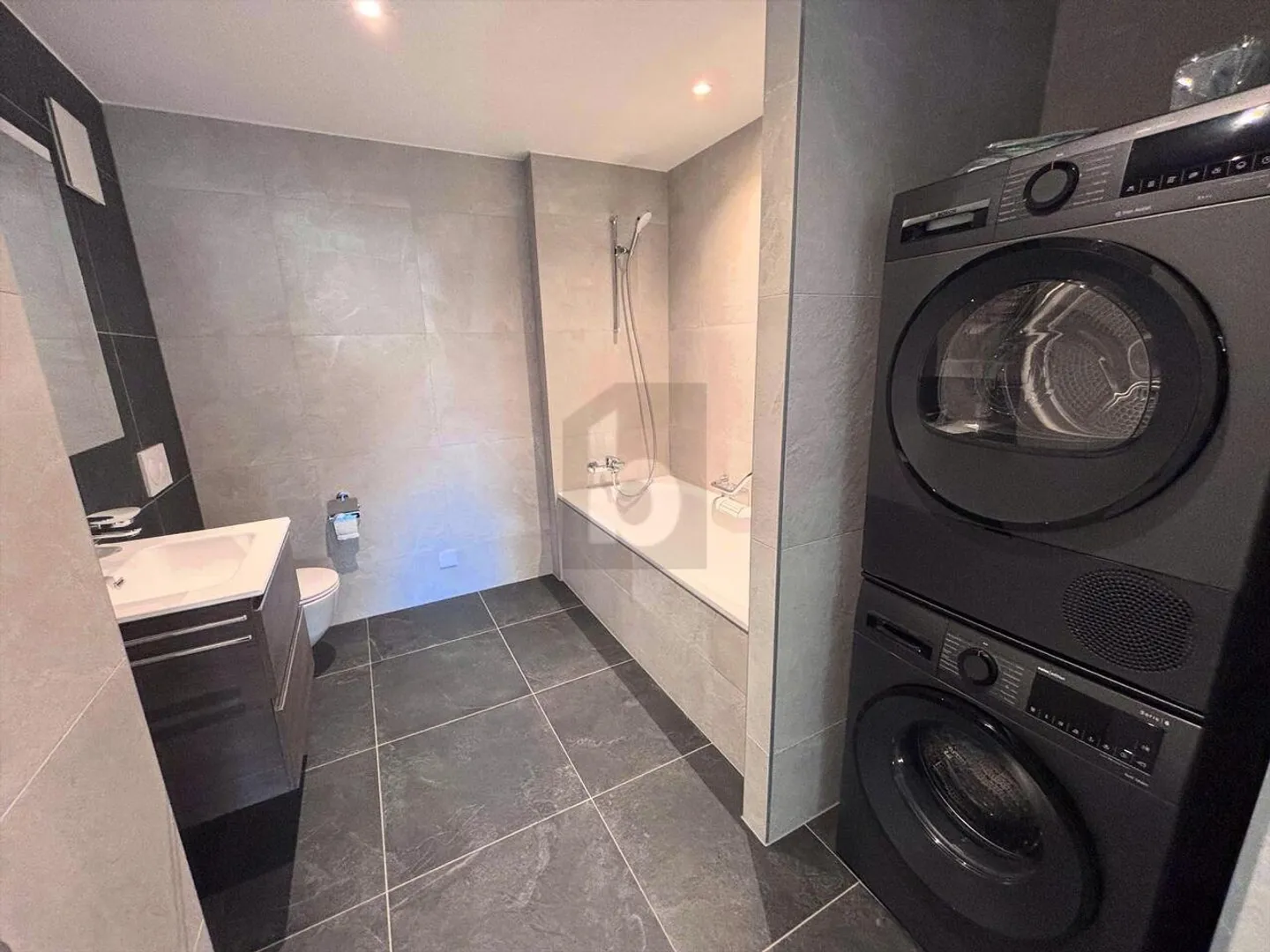 NEW, SPACIOUS AND BRIGHT, HIGH QUALITY - Photo 4 of 6