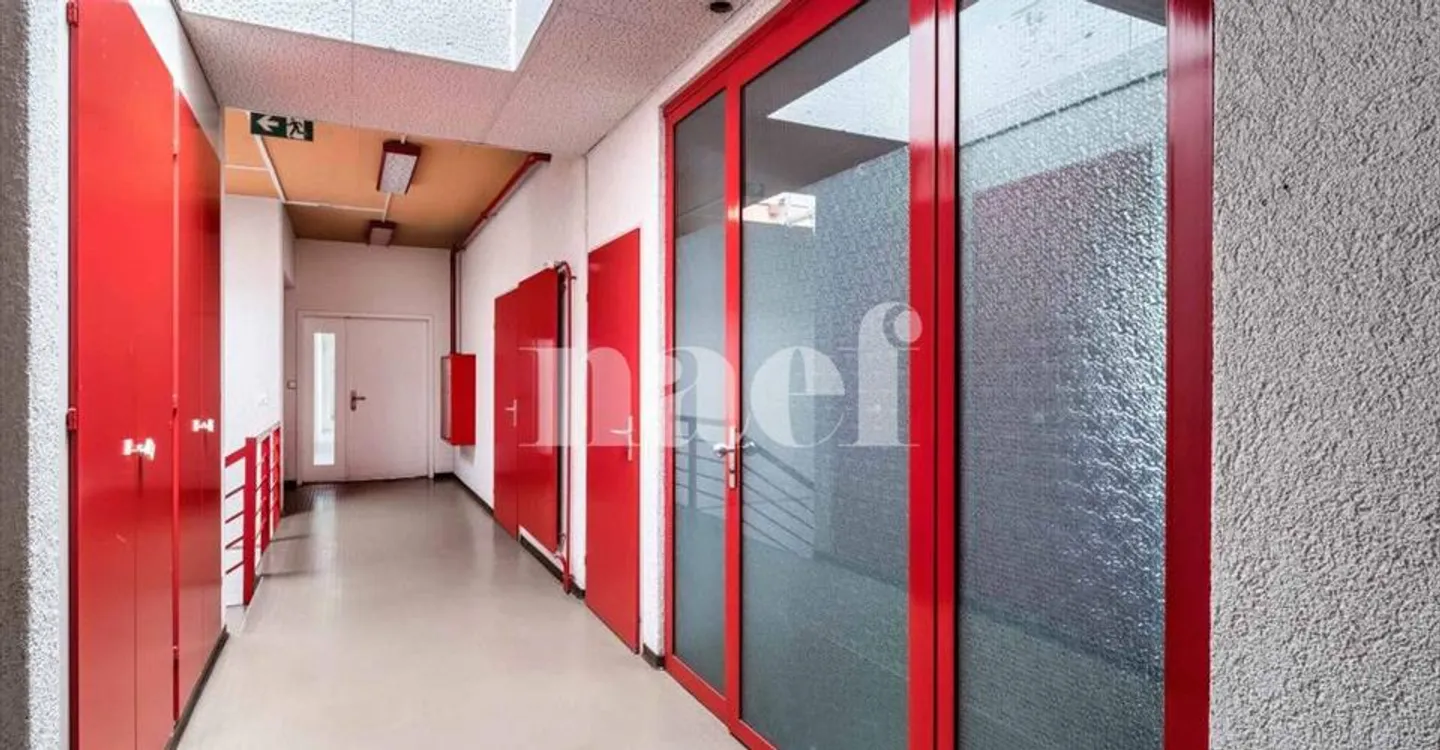 Mixed-use building for rent - Photo 2 of 6