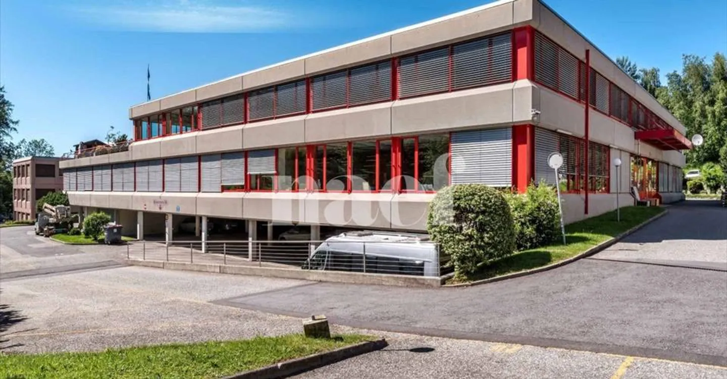 Mixed-use building for rent - Photo 1 of 6